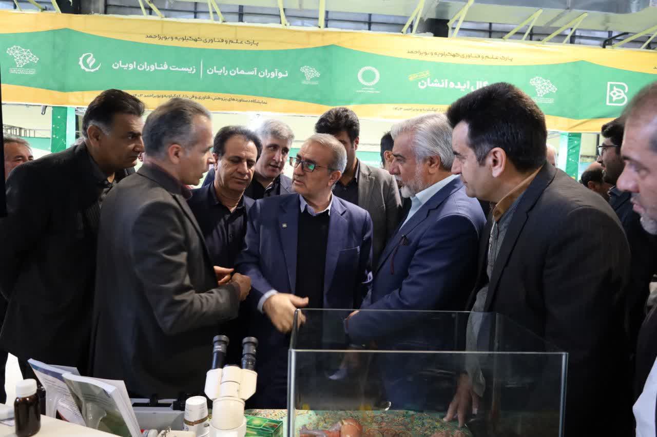 بازدید استاندار محترم از غرفه های معاونت تحقیقات وفناوری
