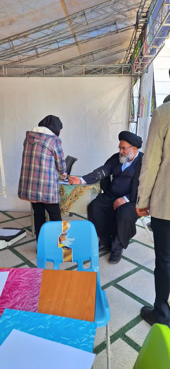 حضور امام جمعه در بازدید از غرفه ی تحقیقات و فناوری 